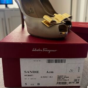 ⁣Salvatore Ferragamo Sandie Almond Calf Peep Toe Embossed Bow Heel Size 5.5